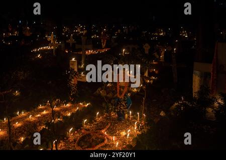 Dhaka, Bangladesch. November 2024. Gräber mit Blumen und Kerzen, die während des All Souls Day zu sehen sind. Der All Sels Day wird von Christen gefeiert, die ihren verstorbenen Freunden und Verwandten Tribut zollen. Die Gräber sind wunderschön mit Blumen, Kerzen und Weihrauchstäbchen dekoriert. (Foto: Sazzad Hossain/SOPA Images/SIPA USA) Credit: SIPA USA/Alamy Live News Stockfoto