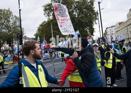 London, Großbritannien. November 2024. Ein pro-palästinensischer Demonstrant wird während der Kundgebung gesehen, wie er die pro-israelischen Demonstranten anschrie. Ein massiver Protest, der von der Palästinensischen Solidaritätskampagne (PSC) organisiert wurde, fand in London statt. Pro-palästinensische Demonstranten marschierten von Whitehall zu neun Elmen und versammelten sich in der Nähe der US-Botschaft. Quelle: SOPA Images Limited/Alamy Live News Stockfoto