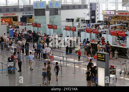 Hanoi, Vietnam - 26. Juli 2023: Luftaufnahme der Check-in-Schalter der VietJet Airlines des internationalen Flughafens Noi Bai, HAN, Abflughalle. Stockfoto