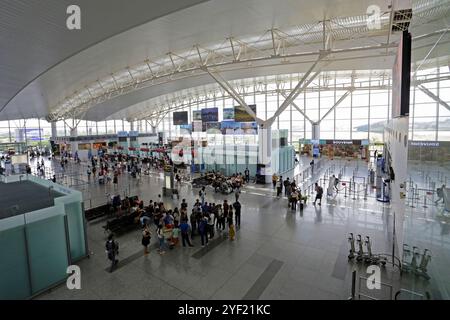 Hanoi, Vietnam - 26. Juli 2023: Luftaufnahme der Check-in-Schalter der VietJet Airlines des internationalen Flughafens Noi Bai, HAN, Abflughalle. Stockfoto