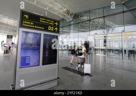 Hanoi, Vietnam - 26. Juli 2023: Panoramablick auf den internationalen Flughafen Noi Bai, HAN, Eingang des Abflugterminals. Stockfoto