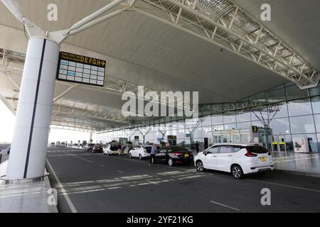 Hanoi, Vietnam - 26. Juli 2023: Panoramablick auf den internationalen Flughafen Noi Bai, HAN, Eingang zum Abflug- und Ankunftsterminal. Stockfoto