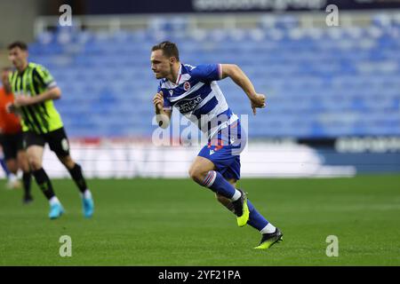 November 2024; Select Car Leasing Stadium, Reading, Berkshire, England; FA Cup First Round Football, Reading versus Fleetwood Town; Jayden Wareham aus Reading Stockfoto