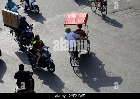 Hanoi, Vietnam - 10. Juli 2023: Luftaufnahme von Motorradfahrern und einem Tuk-Tuk-Fahrer, der über den Dong Kinh Nghia Thuc Platz fährt. Stockfoto