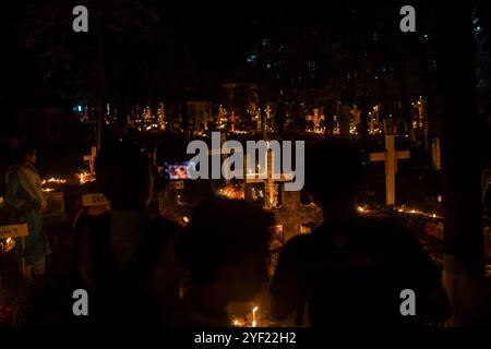 Dhaka, Bangladesch. November 2024. Gräber mit Blumen und Kerzen, die während des All Souls Day zu sehen sind. Der All Sels Day wird von Christen gefeiert, die ihren verstorbenen Freunden und Verwandten Tribut zollen. Die Gräber sind wunderschön mit Blumen, Kerzen und Weihrauchstäbchen dekoriert. (Foto: Sazzad Hossain/SOPA Images/SIPA USA) Credit: SIPA USA/Alamy Live News Stockfoto