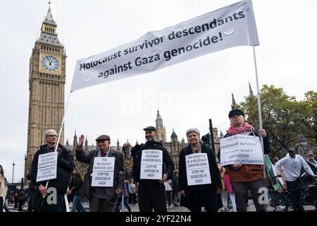 London, Großbritannien. November 2024. Eine Gruppe von Demonstranten, die sich als Nachkommen von Holocaust-Überlebenden behaupteten, nehmen an der Kundgebung Teil. Ein massiver Protest, der von der Palästinensischen Solidaritätskampagne (PSC) organisiert wurde, fand in London statt. Pro-palästinensische Demonstranten marschierten von Whitehall zu neun Elmen und versammelten sich in der Nähe der US-Botschaft. (Foto: Daniel Lai/SOPA Images/SIPA USA) Credit: SIPA USA/Alamy Live News Stockfoto