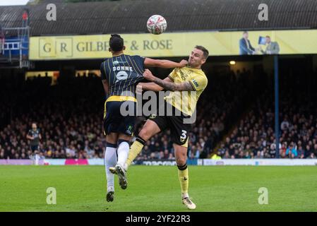 Roots Hall, Southend on Sea, Essex, Großbritannien. November 2024. Das Nationalliga-Team Southend Utd war Gastgeber der Liga One Side Charlton Athletic in der ersten Runde des FA Cups, während die Saison unter neuer Besetzung fortgesetzt wird. Das Spiel endete 4-3 gegen Charlton nach Verlängerung. Macauley Bonne und Macauley Gillesphey Stockfoto