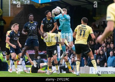 Roots Hall, Southend on Sea, Essex, Großbritannien. November 2024. Das Nationalliga-Team Southend Utd war Gastgeber der Liga One Side Charlton Athletic in der ersten Runde des FA Cups, während die Saison unter neuer Besetzung fortgesetzt wird. Das Spiel endete 4-3 gegen Charlton nach Verlängerung. Charlton Torhüter will Mannion holt den Ball, Nathan Ralph aus Southend Stockfoto