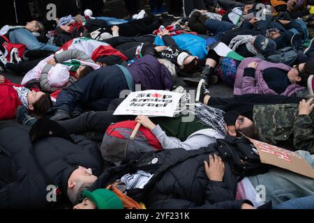 London, Großbritannien. 2. November 2024. Aktivisten inszenieren einen Sterbefall vor der Downing Street, der Opfer der israelischen Kriege im Gazastreifen, im besetzten Westjordanland und im Libanon, während mehrere tausend palästinensische Anhänger den 22. Nationalmarsch für Palästina seit Oktober 2023 abhalten. Organisiert von der Palästinensischen Solidaritätskampagne, Stop the war Coalition, Friends of Al-Aqsa und der Muslimischen Vereinigung Großbritanniens, versammelte sich der Protest in Whitehall, bevor er zur US-Botschaft marschierte, um einen sofortigen Waffenstillstand und ein Ende der Unterstützung Großbritanniens und der USA sowie des Waffenverkaufs an Israel zu fordern. Quelle: Ron Fassbender/Alamy Live News Stockfoto