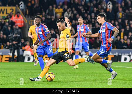 November 2024; Molineux Stadium, Wolverhampton, West Midlands, England; Premier League Football, Wolverhampton Wanderers gegen Crystal Palace; Pablo Sarabia von Wolves schießt ins Tor Stockfoto