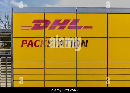 Nahaufnahme einer DHL Packstation, die für die Paketabholung und -Zustellung in Deutschland verwendet wird. Ideal für Themen rund um Logistik, Lieferung und Komfort. Stockfoto