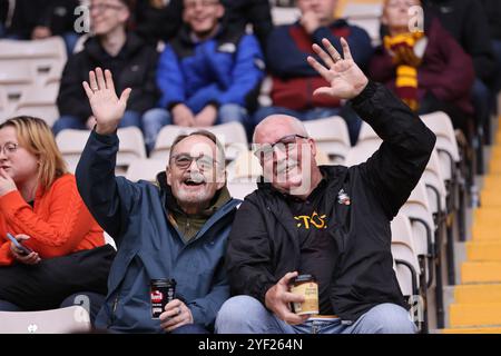 Bradford, Großbritannien. Oktober 2024. Bradford City Fans während des Spiels Bradford City gegen Aldershot Town FA Cup Runde 1 im University of Bradford Stadium, Bradford, Großbritannien am 2. November 2024 Credit: Every Second Media/Alamy Live News Stockfoto