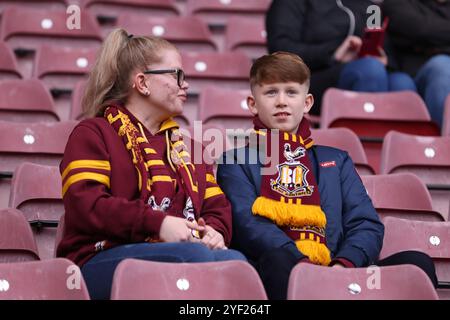 Bradford, Großbritannien. Oktober 2024. Bradford City Fans während des Spiels Bradford City gegen Aldershot Town FA Cup Runde 1 im University of Bradford Stadium, Bradford, Großbritannien am 2. November 2024 Credit: Every Second Media/Alamy Live News Stockfoto