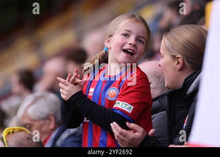 Bradford, Großbritannien. Oktober 2024. Aldershot Town Fan feiert am 2. November 2024 im Bradford City gegen Aldershot Town FA Cup Round 1 im University of Bradford Stadium, Bradford, Großbritannien Credit: Every Second Media/Alamy Live News Stockfoto