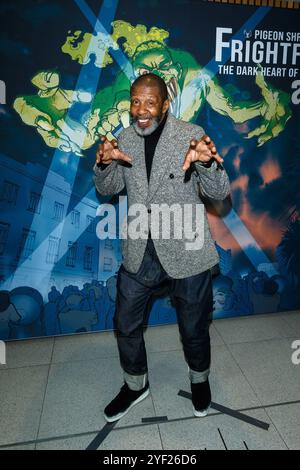 London, Großbritannien. November 2024. Brian Bovell fotografierte an der Medienwand für UK Premiere Time Travel Is Dangerous während des Frisends Halloween am Samstag, den 2. November 2024 im ODEON Luxe West End, London. Bild von Julie Edwards. Quelle: JEP Celebrity Photos/Alamy Live News Stockfoto