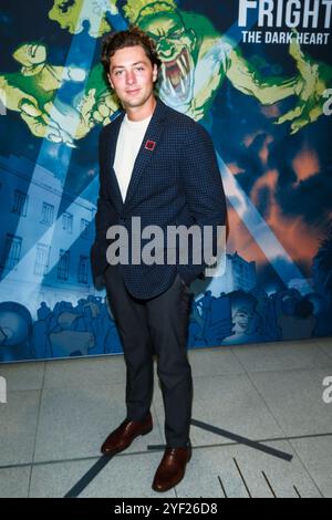 London, Großbritannien. November 2024. Sam Brooks fotografierte am Samstag, den 2. November 2024 im ODEON Luxe West End, London, die britische Premiere von Catch a Killer. Bild von Julie Edwards. Quelle: JEP Celebrity Photos/Alamy Live News Stockfoto