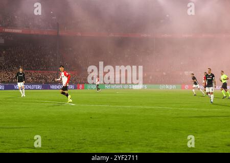 Rotterdam, Niederlande. November 2024. ROTTERDAM, NIEDERLANDE - 2. NOVEMBER: Werbetafel der KPN während des niederländischen Eredivisie-Spiels zwischen Feyenoord und AZ im Stadion Feijenoord am 2. November 2024 in Rotterdam, Niederlande. (Foto von Hans van der Valk/Orange Pictures) Credit: Orange Pics BV/Alamy Live News Stockfoto