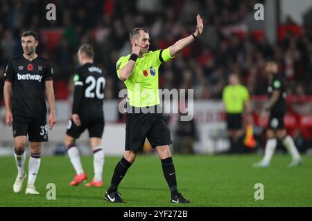 Der Schiedsrichter Peter Bankes gibt Gesten, als der VAR am Samstag, den 2. November 2024, beim Premier League-Spiel zwischen Nottingham Forest und West Ham United auf dem City Ground in Nottingham einen Off-Side-Check ausführt. (Foto: Jon Hobley | MI News) Credit: MI News & Sport /Alamy Live News Stockfoto