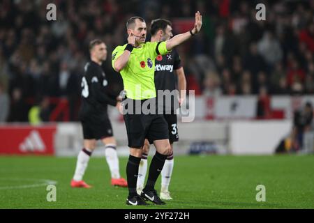 Der Schiedsrichter Peter Bankes gibt Gesten, als der VAR am Samstag, den 2. November 2024, beim Premier League-Spiel zwischen Nottingham Forest und West Ham United auf dem City Ground in Nottingham einen Off-Side-Check ausführt. (Foto: Jon Hobley | MI News) Credit: MI News & Sport /Alamy Live News Stockfoto