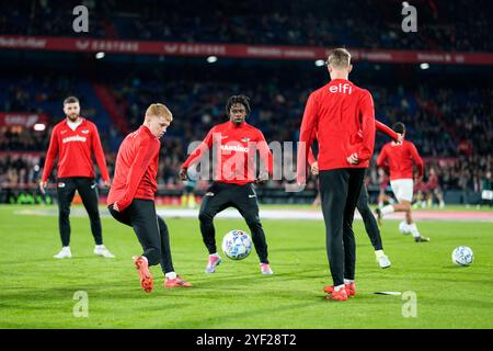 Rotterdam, Niederlande. November 2024. ROTTERDAM, NIEDERLANDE - 2. NOVEMBER: Spieler von AZ wärmen sich während des niederländischen Eredivisie-Spiels zwischen Feyenoord und AZ am 2. November 2024 im Stadion Feijenoord in Rotterdam auf. (Foto von Ed van de Pol/Orange Pictures) Credit: Orange Pics BV/Alamy Live News Stockfoto