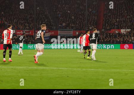 Rotterdam, Niederlande. November 2024. ROTTERDAM, NIEDERLANDE - 2. NOVEMBER: Werbetafel der KPN während des niederländischen Eredivisie-Spiels zwischen Feyenoord und AZ im Stadion Feijenoord am 2. November 2024 in Rotterdam, Niederlande. (Foto von Hans van der Valk/Orange Pictures) Credit: Orange Pics BV/Alamy Live News Stockfoto