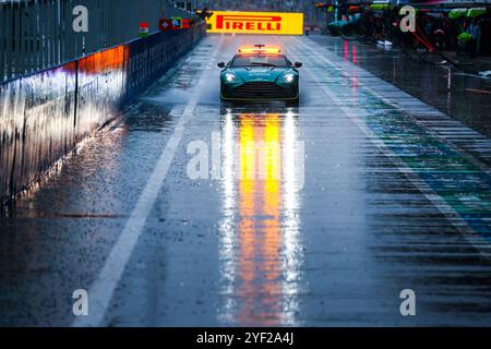 FIA Aston Martin Vantage Safety Car, Rain, Pluie, Illustration Pitlane, Pirelli während der Formel 1 Grande Premio de Sao Paulo 2024, 21. Runde der Formel 1 Weltmeisterschaft 2024 vom 1. Bis 3. November 2024 auf dem Interlagos Circuit in Sao Paulo, Brasilien - Foto Antonin Vincent/DPPI Credit: DPPI Media/Alamy Live News Stockfoto