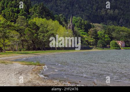 Am Rande des ruhigen Sees Furnas auf der Insel Sao Miguel gelegen, ist die markante neogotische Capela de Nossa Senhora das Vitórias ein Zeugnis dafür Stockfoto