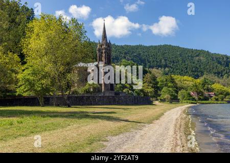 Am Rande des ruhigen Sees Furnas auf der Insel Sao Miguel gelegen, ist die markante neogotische Capela de Nossa Senhora das Vitórias ein Zeugnis dafür Stockfoto