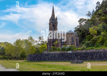 Am Rande des ruhigen Sees Furnas auf der Insel Sao Miguel gelegen, ist die markante neogotische Capela de Nossa Senhora das Vitórias ein Zeugnis dafür Stockfoto