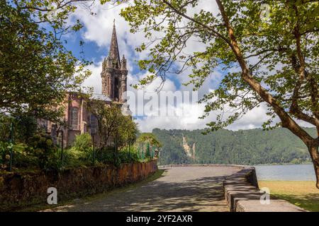 Am Rande des ruhigen Sees Furnas auf der Insel Sao Miguel gelegen, ist die markante neogotische Capela de Nossa Senhora das Vitórias ein Zeugnis dafür Stockfoto