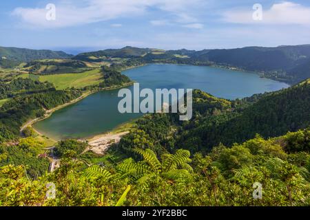 Hoch über dem Furnas-Tal erhebt sich das Miradouro do Pico do Ferro und bietet atemberaubende Panoramablicke auf den vulkanischen Kratersee Furnas Lagune und Stockfoto