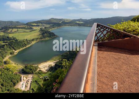 Hoch über dem Furnas-Tal erhebt sich das Miradouro do Pico do Ferro und bietet atemberaubende Panoramablicke auf den vulkanischen Kratersee Furnas Lagune und Stockfoto