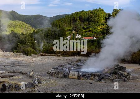 Im Herzen des Dorfes Furnas sprudelt ein Kessel geothermischer Aktivität an die Oberfläche, mit dampfenden Schlammbecken und zischenden Lüftungsschlitzen, die einen Sulfu freisetzen Stockfoto