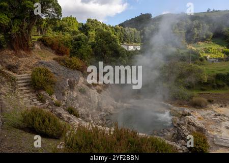 Im Herzen des Dorfes Furnas sprudelt ein Kessel geothermischer Aktivität an die Oberfläche, mit dampfenden Schlammbecken und zischenden Lüftungsschlitzen, die einen Sulfu freisetzen Stockfoto