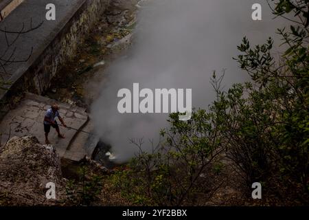 Im Herzen des Dorfes Furnas sprudelt ein Kessel geothermischer Aktivität an die Oberfläche, mit dampfenden Schlammbecken und zischenden Lüftungsschlitzen, die einen Sulfu freisetzen Stockfoto