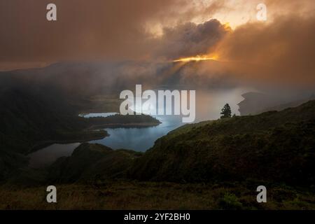 Der Lagoa do Fogo (Feuersee) ist ein Kratersee innerhalb des Stratovulkans Água de Pau im Zentrum der portugiesischen Insel São Miguel Stockfoto