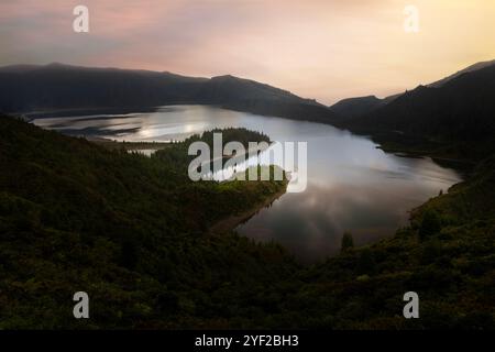 Der Lagoa do Fogo (Feuersee) ist ein Kratersee innerhalb des Stratovulkans Água de Pau im Zentrum der portugiesischen Insel São Miguel Stockfoto