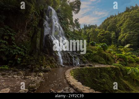 Der Naturpark Ribeira dos Caldeirões, ein von vulkanischen Kräften geprägtes, grünes Schutzgebiet, zeigt das harmonische Zusammenleben von Mensch und Natur, wo Stockfoto