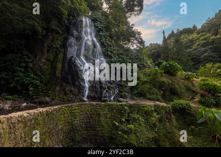 Der Naturpark Ribeira dos Caldeirões, ein von vulkanischen Kräften geprägtes, grünes Schutzgebiet, zeigt das harmonische Zusammenleben von Mensch und Natur, wo Stockfoto