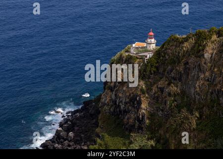 Der historische Leuchtturm Arnel, der erste auf den Azoren gebaut wurde, liegt dramatisch an der nordöstlichen Spitze von São Miguel und bietet einen atemberaubenden Blick auf die Küste Stockfoto