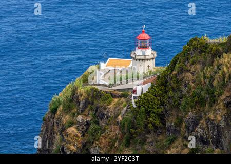 Der historische Leuchtturm Arnel, der erste auf den Azoren gebaut wurde, liegt dramatisch an der nordöstlichen Spitze von São Miguel und bietet einen atemberaubenden Blick auf die Küste Stockfoto