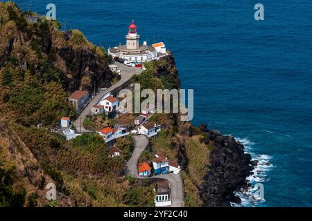 Der historische Leuchtturm Arnel, der erste auf den Azoren gebaut wurde, liegt dramatisch an der nordöstlichen Spitze von São Miguel und bietet einen atemberaubenden Blick auf die Küste Stockfoto