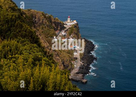 Der historische Leuchtturm Arnel, der erste auf den Azoren gebaut wurde, liegt dramatisch an der nordöstlichen Spitze von São Miguel und bietet einen atemberaubenden Blick auf die Küste Stockfoto