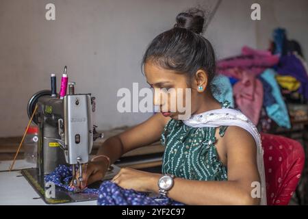 Schneiderin arbeitet in einem Dorf im Bezirk Narmada, Gujarat, Indien. Person Erwachsene 016811 197 Stockfoto