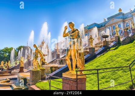 PETERHOF, RUSSLAND - 28. AUGUST: Malerischer Blick auf die große Kaskade, Peterhof Palace, Russland, am 28. August 2016. Der Peterhof Palast und Gärten Komplex Stockfoto