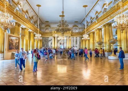 ST. PETERSBURG, RUSSLAND - 27. AUGUST: Waffensaal im Inneren der Staatlichen Eremitage (Winterpalast) in St. Petersburg, Russland, 27. August 2016. Hermita Stockfoto