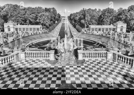 PETERHOF, RUSSLAND - 28. AUGUST: Malerischer Blick von der Terrasse des Peterhof Palace, Russland, am 28. August 2016. Der Peterhof Palast und Gärten Komplex ist Stockfoto