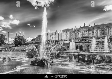 PETERHOF, RUSSLAND - 28. AUGUST: Malerischer Blick auf die große Kaskade, Peterhof Palace, Russland, am 28. August 2016. Der Peterhof Palast und Gärten Komplex Stockfoto