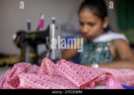 Schneiderin arbeitet in einem Dorf im Bezirk Narmada, Gujarat, Indien. Person Erwachsene 016811 200 Stockfoto