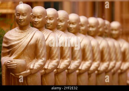 Mongkol Serei Kien Khleang Pagode. Opfer für die Sangha. Almosen von Mönchen. Phnom Penh Kambodscha. Mongkol Serei Kien Khleang Pagode 016830 104 Stockfoto